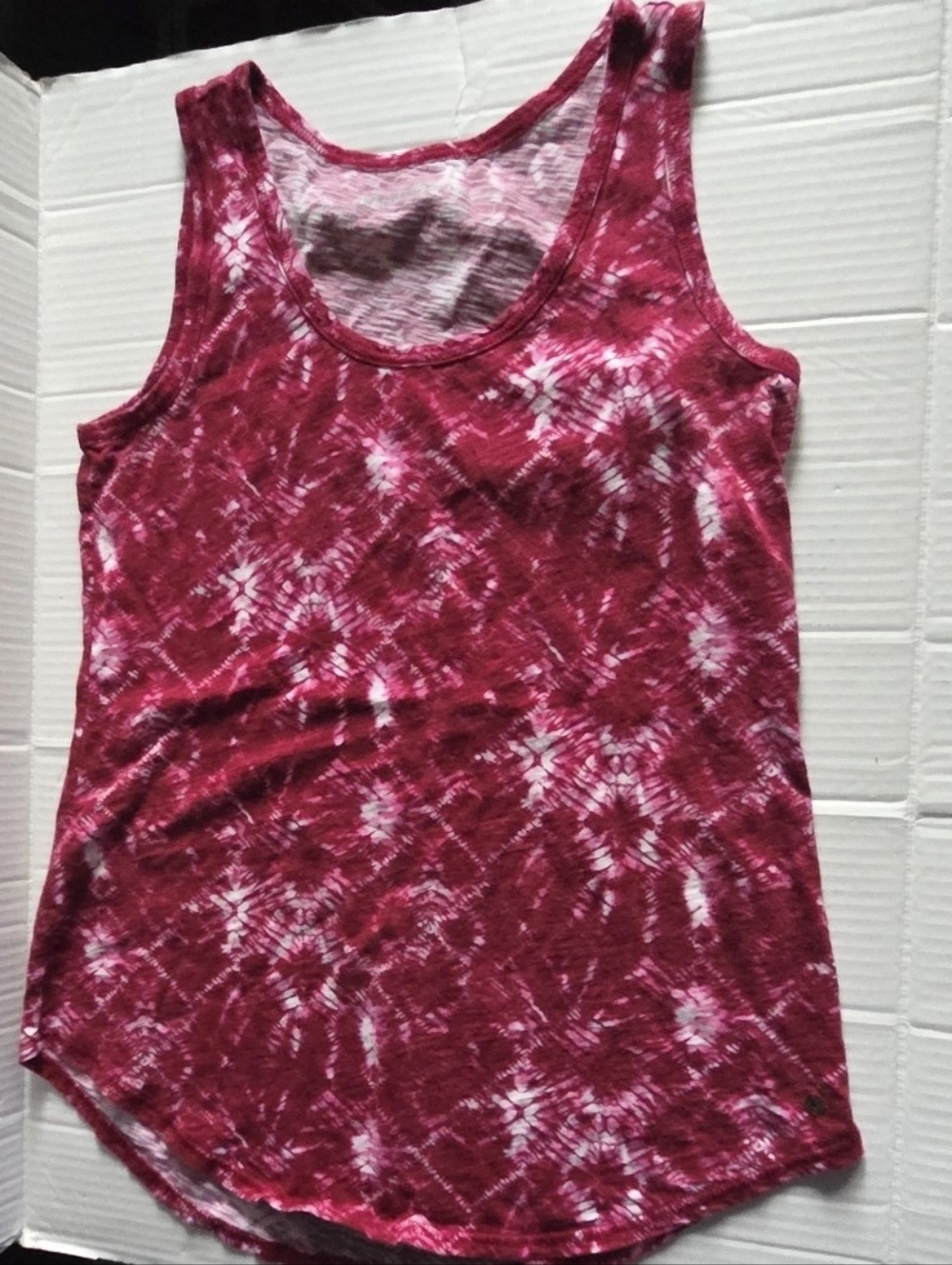 Eddie Bauer Women's Red And White Tie-Dye Scoop Neck Tank